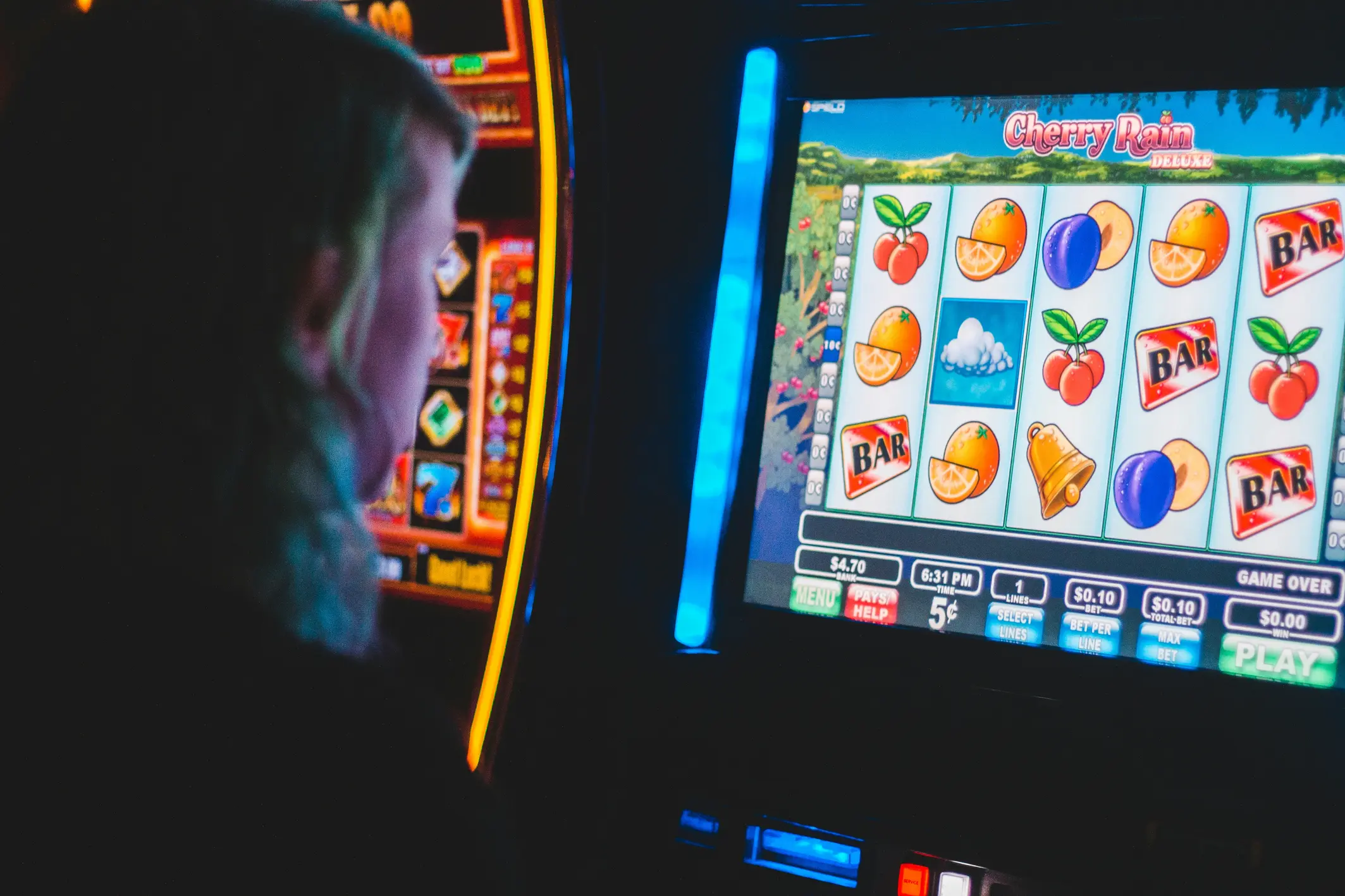 Spiller foran moderne spilleautomater på casino