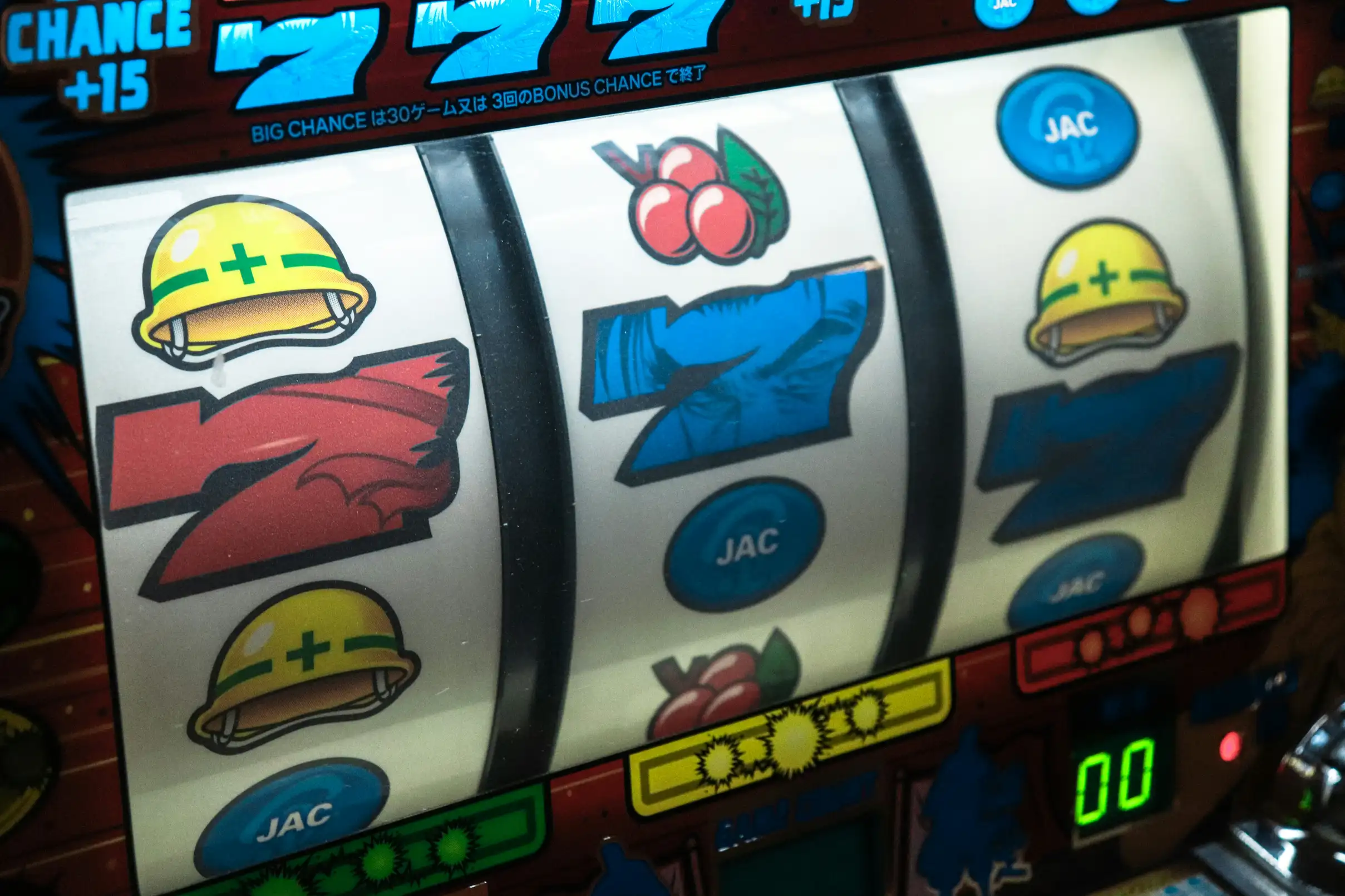 Nærbilde av en spilleautomat med symboler på hjulene