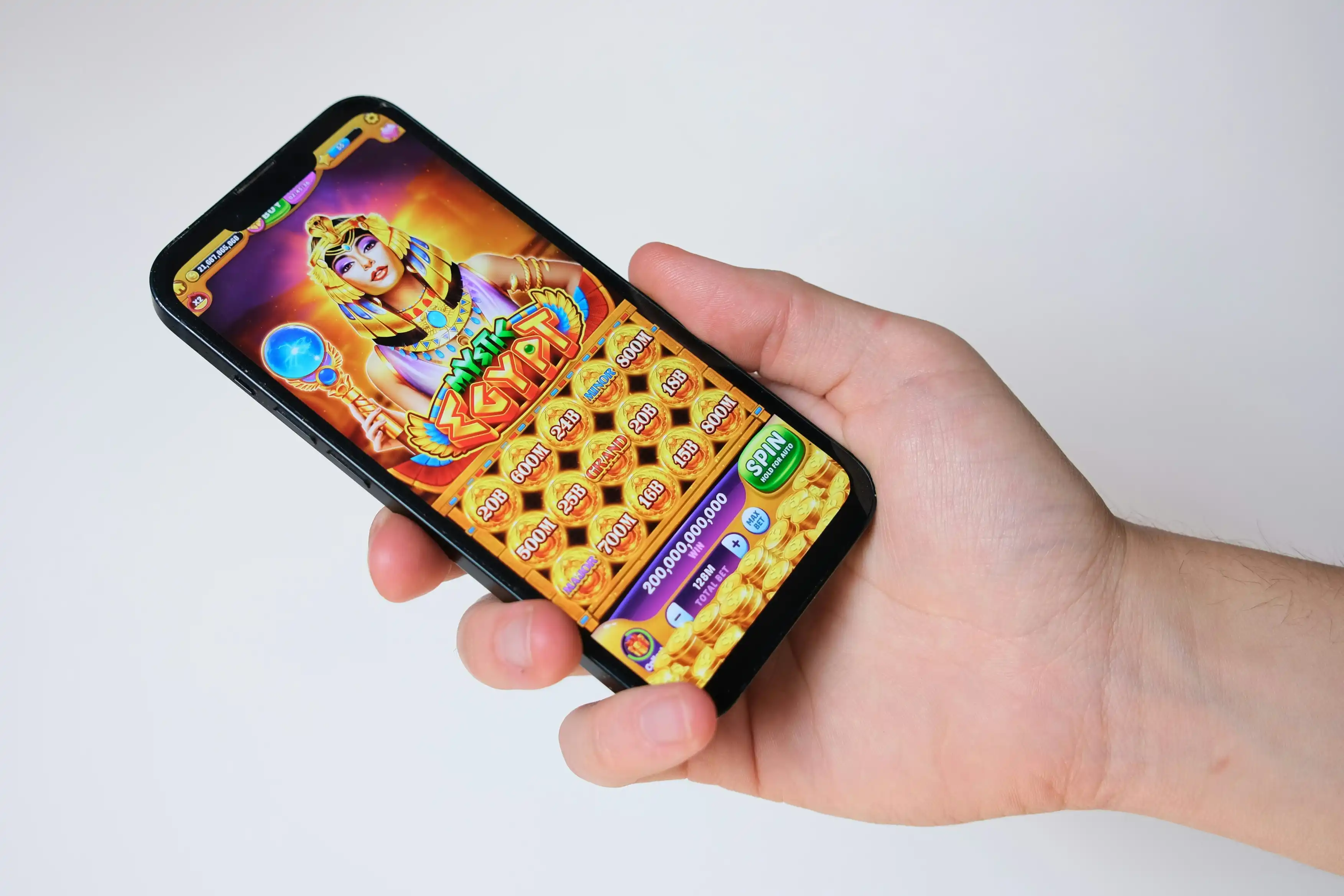 Mobiltelefon med et egyptisk inspirert casinospill