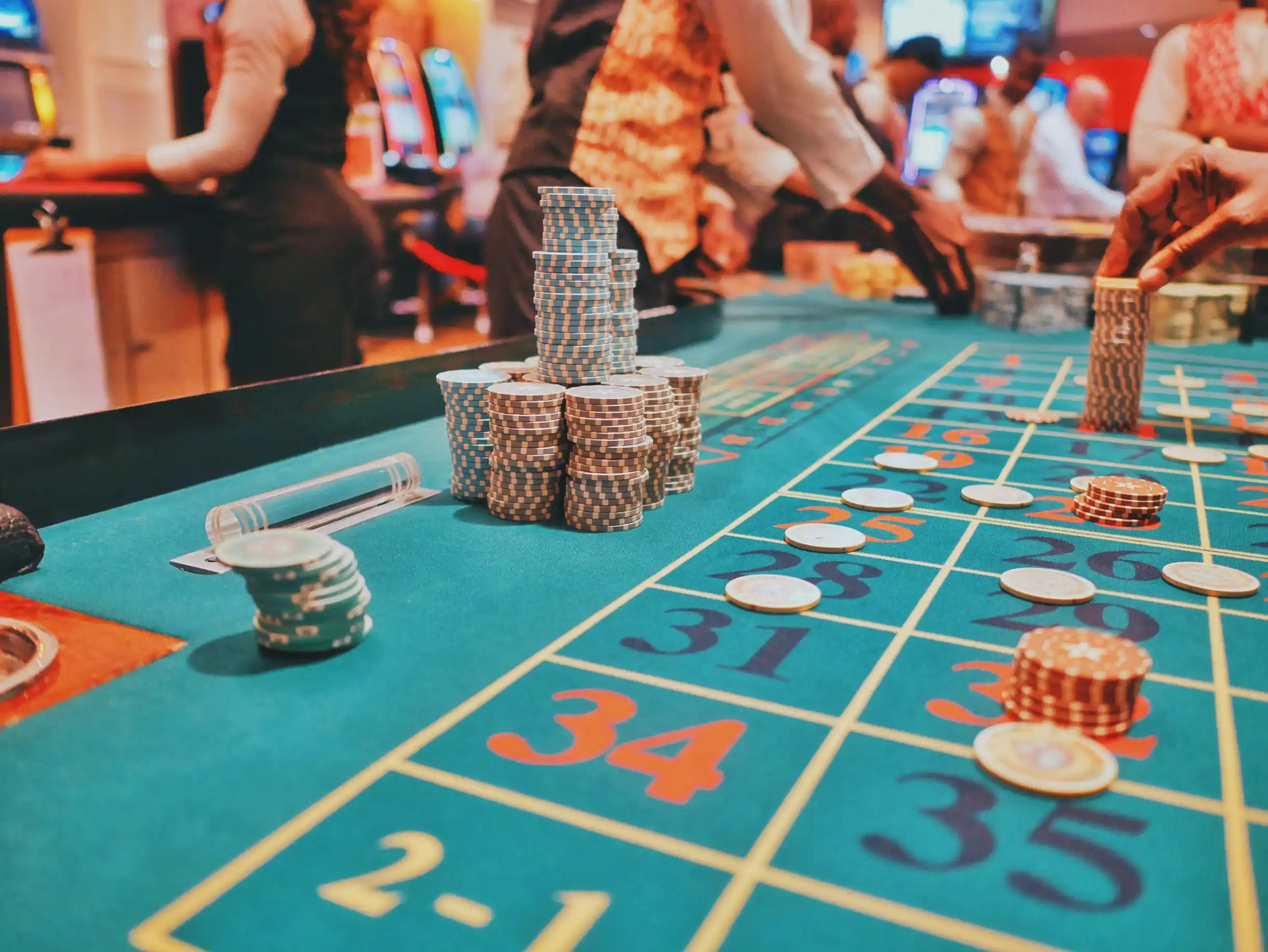Roulettebord med stabler av casinosjetonger